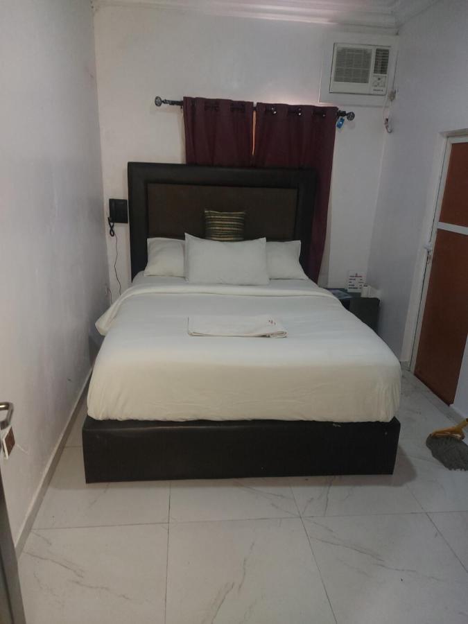 Rush Hotel & Apartments Lagos Bagian luar foto